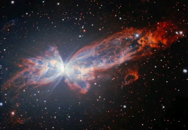 Křídla umírající hvězdy. Motýlí mlhovina, která přežije i naše Slunce