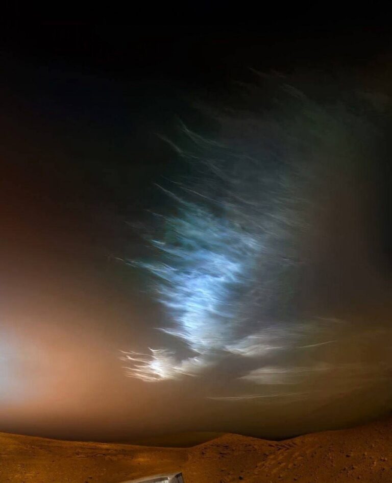 Záře, která neměla existovat: ranní oblaka nad Marsem