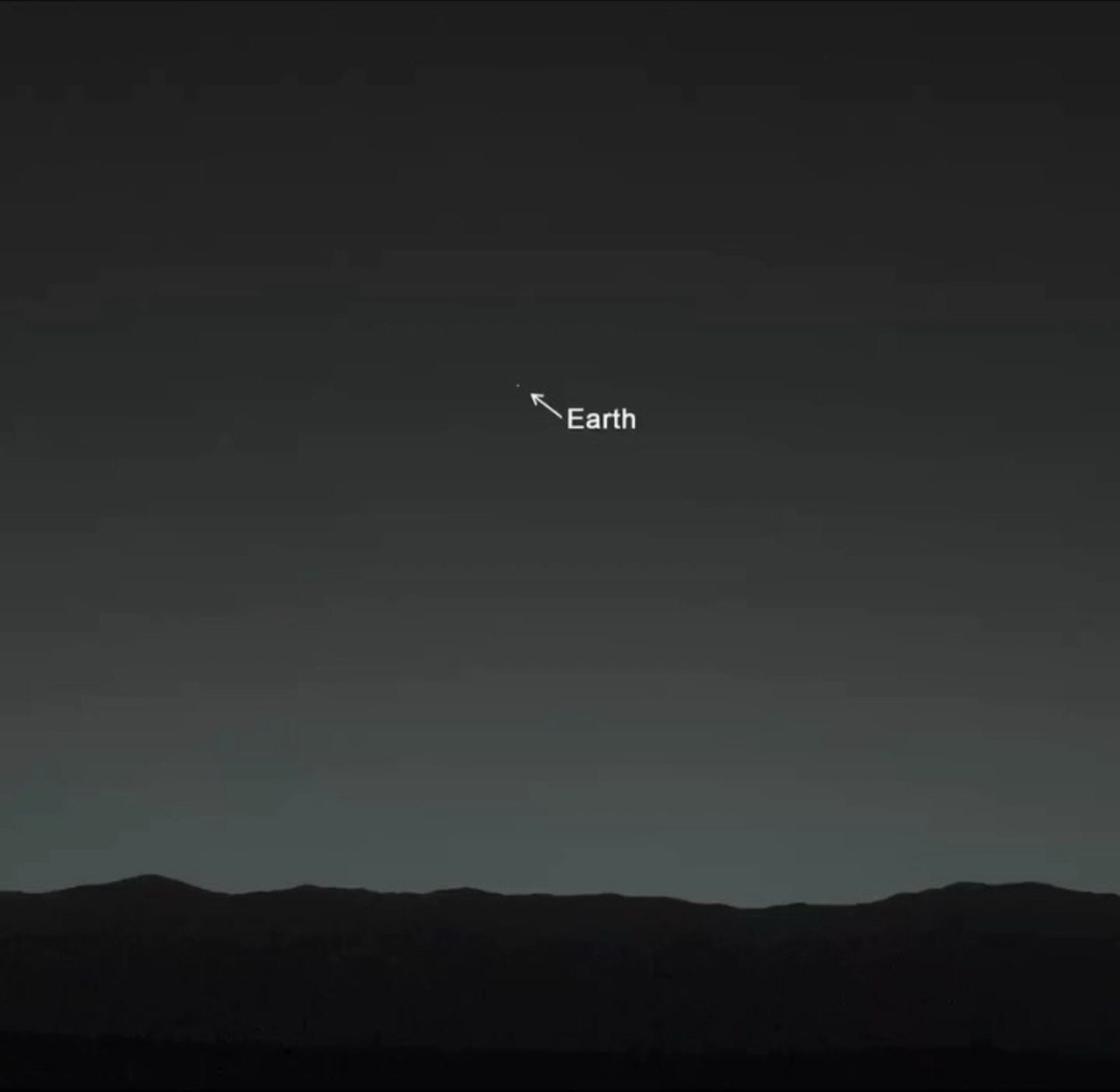 Země a Měsíc zachycené roverem Curiosity z povrchu Marsu